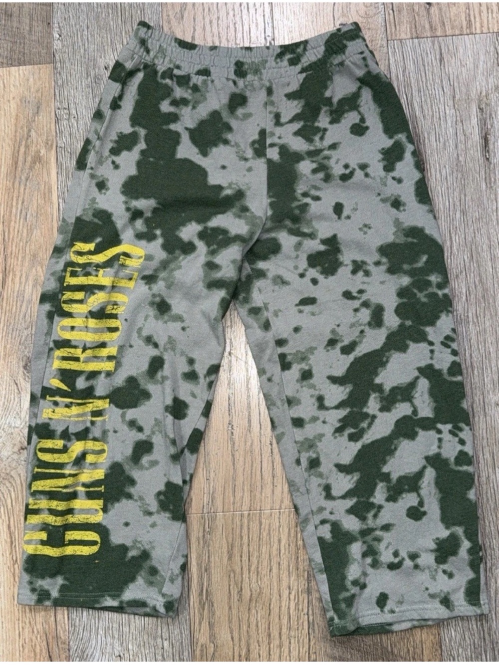 Guns N' Roses Women
Activewear Pants Green Tie Dye Sweats CAPRIS